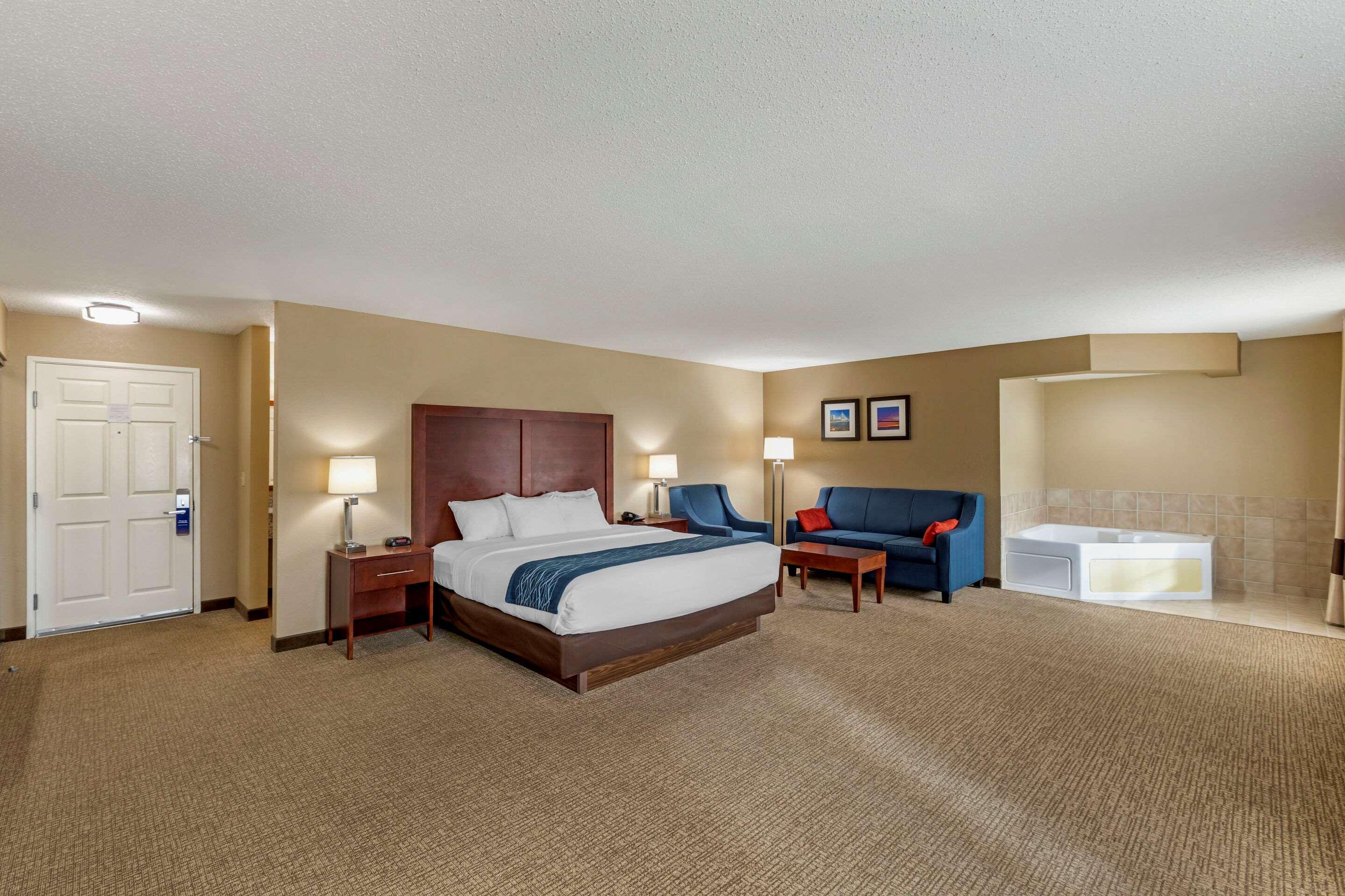 Comfort Inn & Suites Jackson - West Bend Экстерьер фото