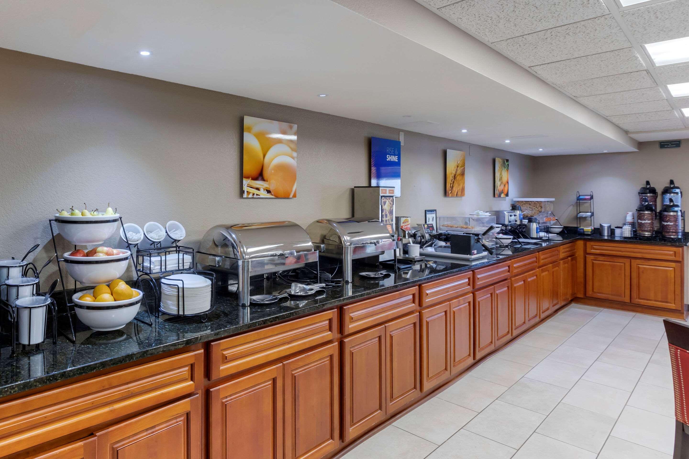Comfort Inn & Suites Jackson - West Bend Экстерьер фото
