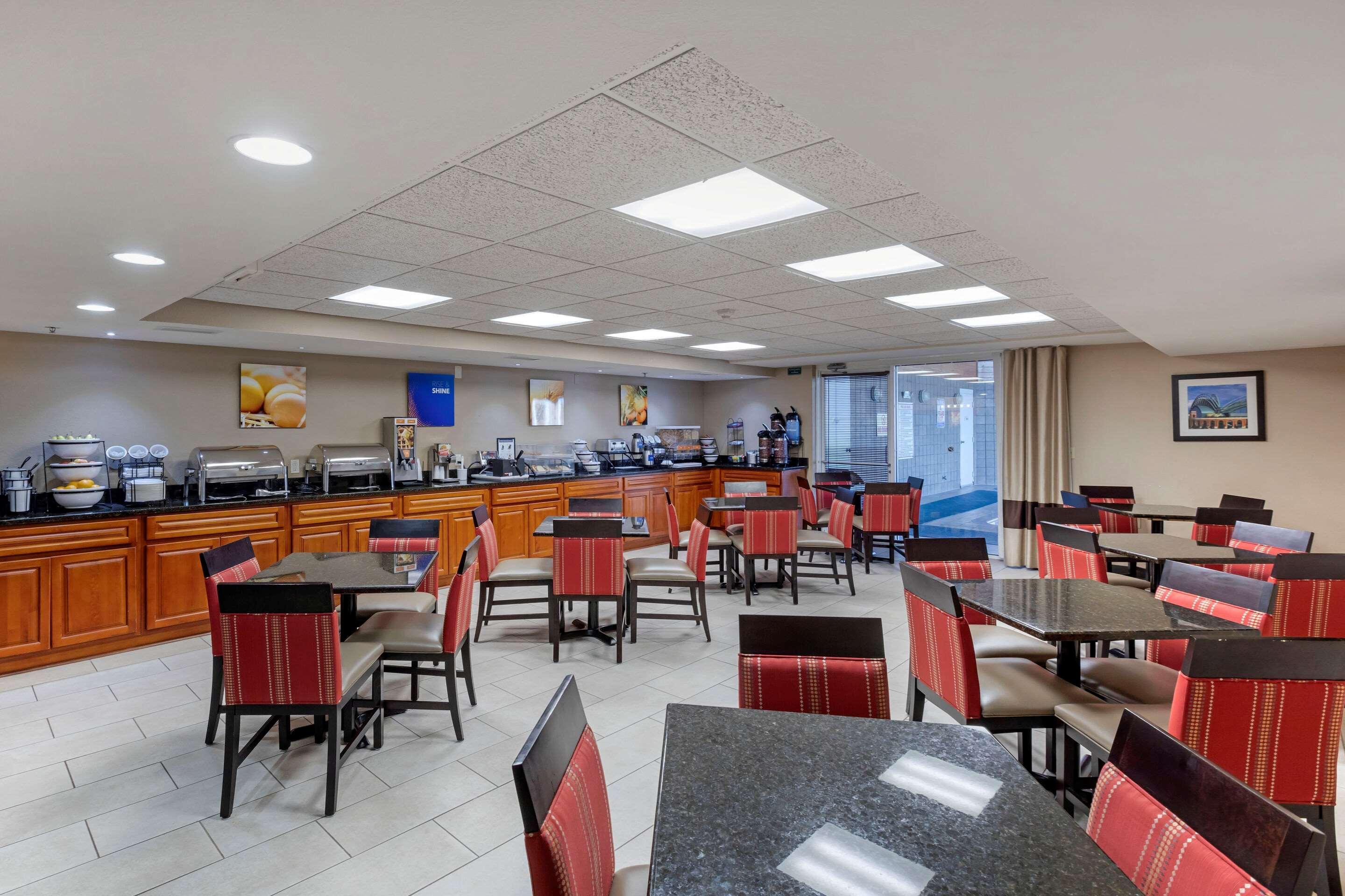 Comfort Inn & Suites Jackson - West Bend Экстерьер фото