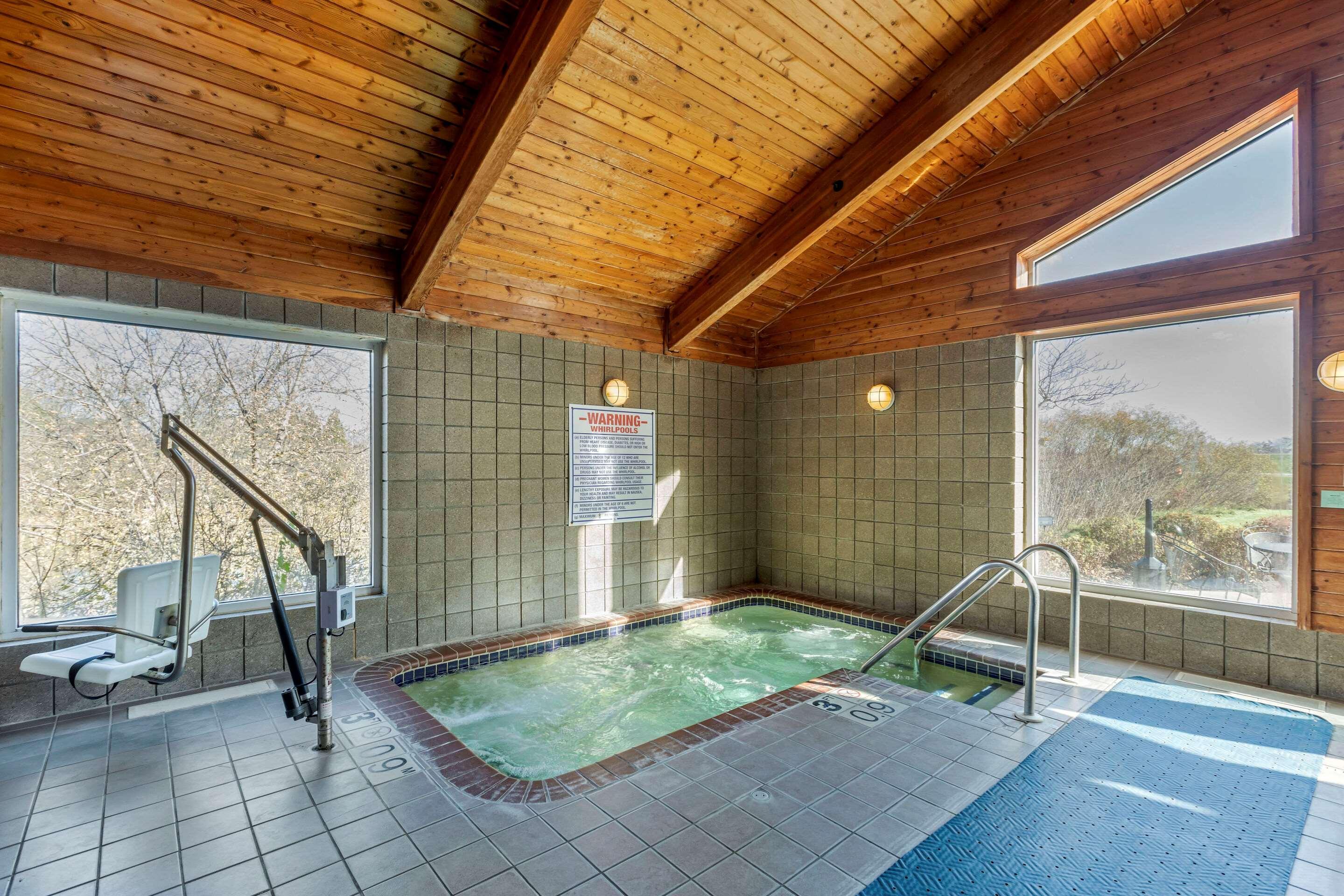 Comfort Inn & Suites Jackson - West Bend Экстерьер фото