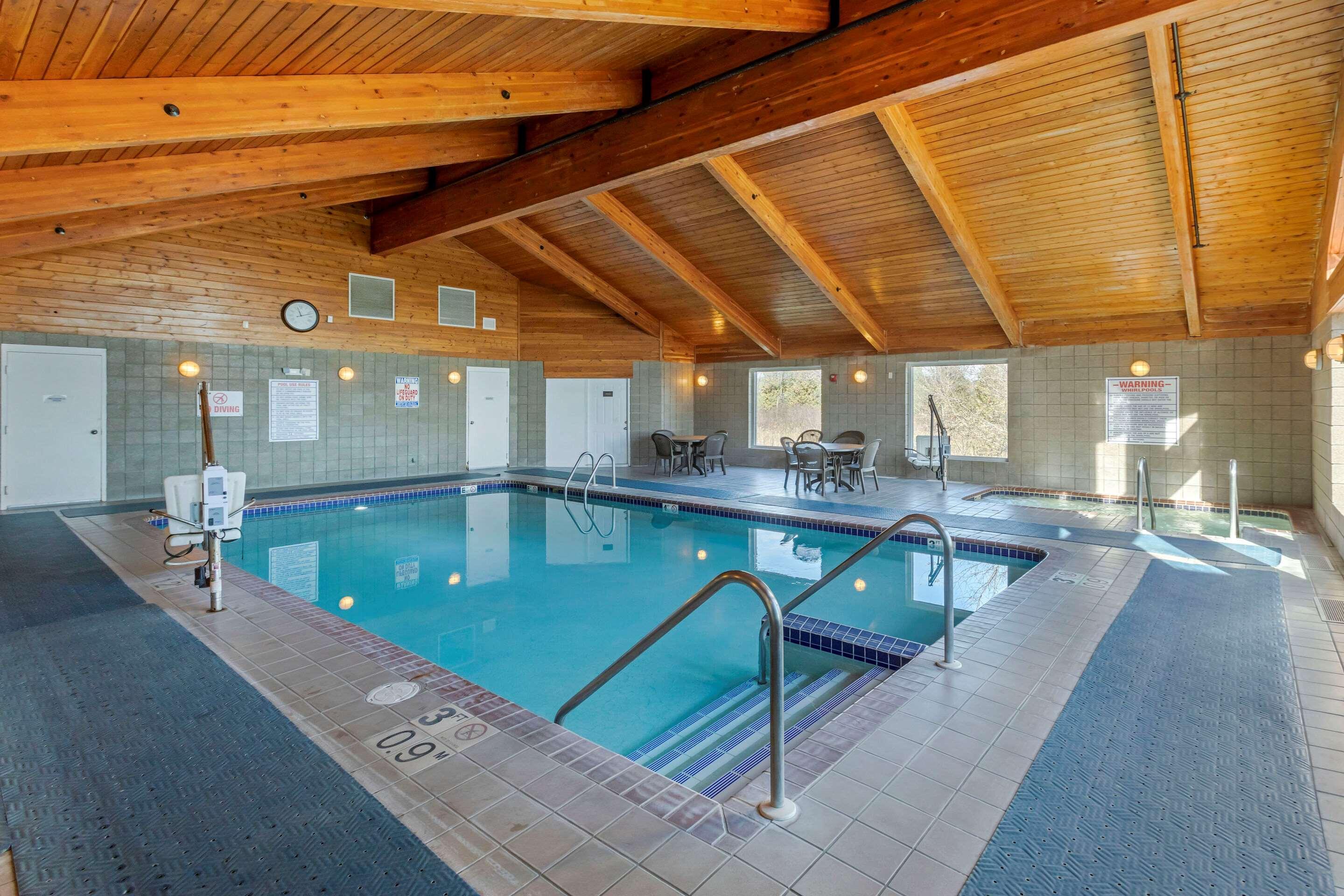 Comfort Inn & Suites Jackson - West Bend Экстерьер фото